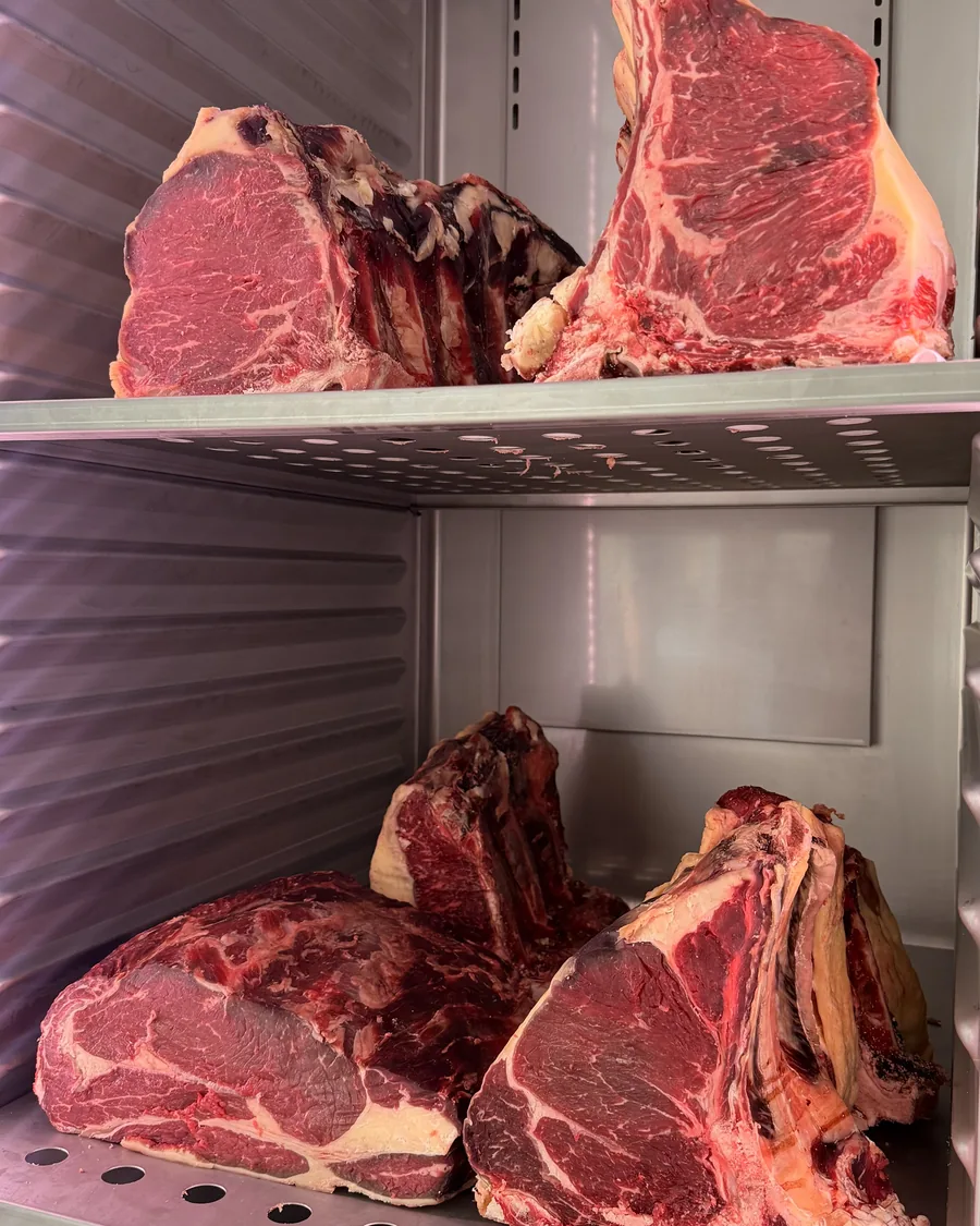 Carnes premium en maduración.